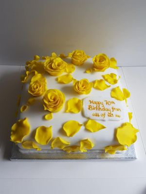 Square golden roses & petals
