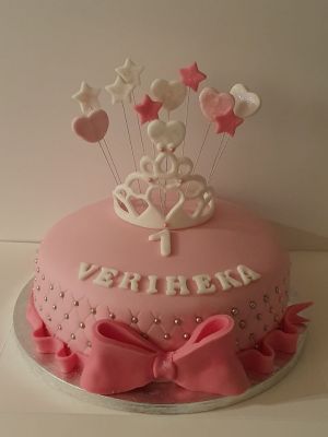 Edible bow/tiara cake