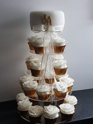 Engagement cake and cupcakes