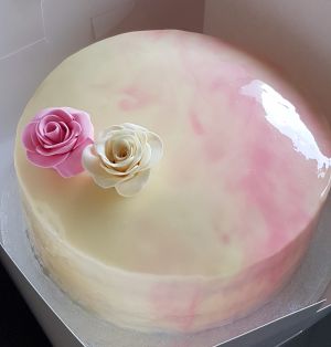 Mirror glaze with roses