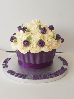 Giant Cupcake & rose buds