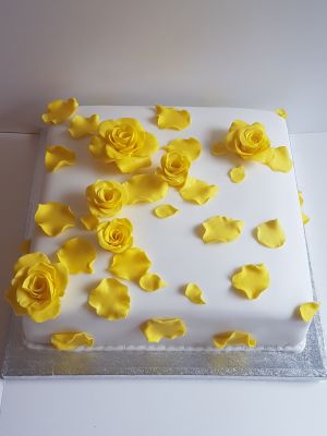 Square Yellow roses & petals