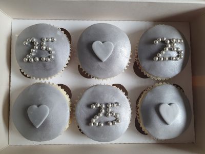 silver wedding cupcakes