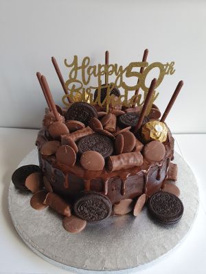 Oreo & chocs drip cake