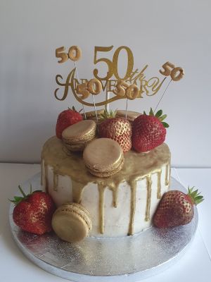 Golden wedding macarons/strawberries