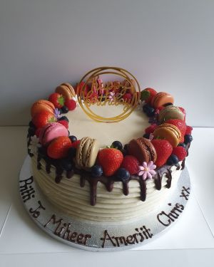 Fruit & macaron drip cake