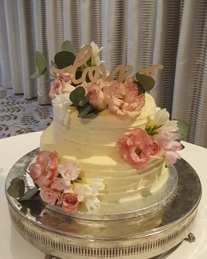 Rustic buttercream & fresh flowers