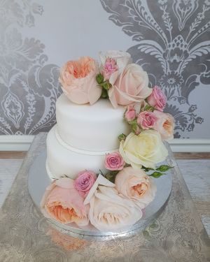 2 tier fondant & fresh flowers