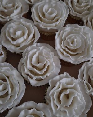 White rose cupcakes
