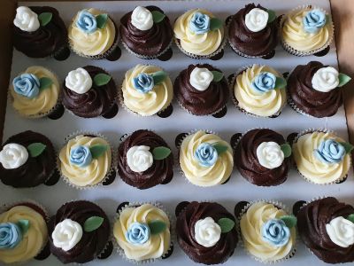 Blue/white rosebud cupcakes