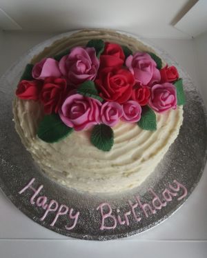 Pink & red roses on buttercream