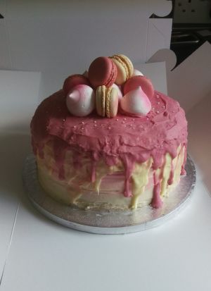 Messy macaroon cake