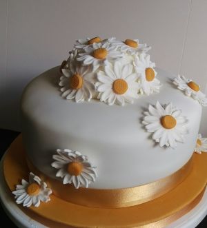 Single tier Marguerite golden wedding