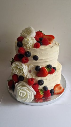 Buttercream, fruit & flowers