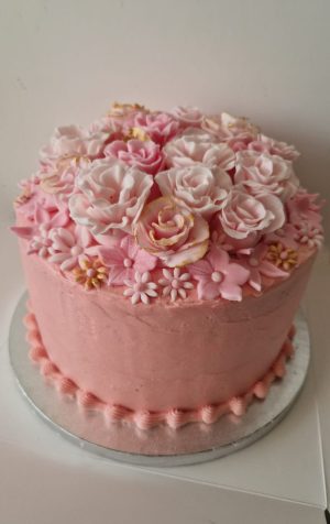 Buttercream base/sugarpaste flowers