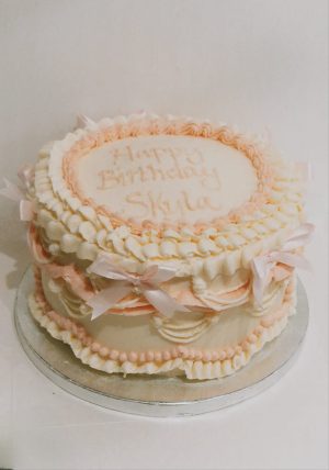 Vintage round cake with bows