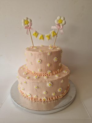 2 tier daisies & bunting